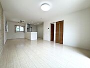 自然光あふれる明るいリビングダイニング。家族の会話が自然と生まれる、あたたかみのあるお部屋です。
