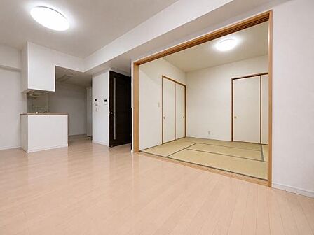 LDKと一体利用も可能な和室。客間やお子様の遊び場としても活躍します。(画像はAIにより物を消しています。)