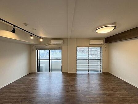 洋室約12帖です。家具家電を設置しても余裕のある広さです。※こちらの写真はイメージしやすいようにAIで家具家電を消しております。