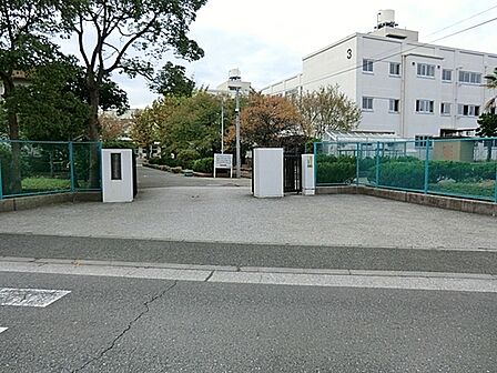 横浜市立金沢中学校まで1600m