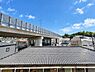 その他：バルコニーからの眺望です。周辺の街並みを見渡せる開放感があり、空の広がりも感じられます。高架道路が近くにある立地の様子も含め、現地の住環境や周辺との位置関係を具体的に確認いただける一枚です。