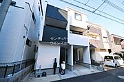 2023年築の築浅物件！南道路に面した整形地の3階建て住宅です！網戸・照明・エアコン・アンテナ・カーテンレールなどが備わっているので初期費用が抑えられます！室内大変きれいにお使いです。