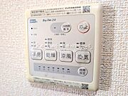 浴室には乾燥機が付いています。洗濯物が外に干せないときはお風呂場が衣類乾燥室に早変わりです！ほかにも暖房・換気・涼風機能も備わり、清潔で快適な癒しの空間を実現しています！