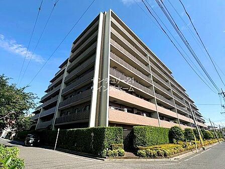 すっきりとしたベージュ系の外観の8階建てオール電化マンション。陽当り・通風良好な南向きのお部屋です！2022年11月にフルリフォーム済みなので室内大変キレイです！大切なご家族であるペットと暮らせます。