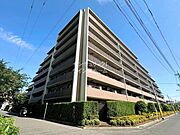 すっきりとしたベージュ系の外観の8階建てオール電化マンション。陽当り・通風良好な南向きのお部屋です！2022年11月にフルリフォーム済みなので室内大変キレイです！大切なご家族であるペットと暮らせます。