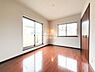 洋室：各お部屋に収納を完備しているので居住スペースを最大限確保できます！こちらのお部屋はバルコニーに面しているので明るい陽光が差し込み、心地よい風が通り抜けます。