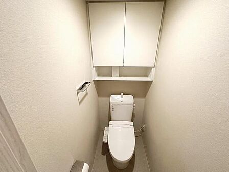 トイレは温水洗浄付きなのでボタン一つで心地良い温水での素早い洗浄が可能です!暖房便座で寒い日もあたたか。予備のトイレットペーパーや掃除用洗剤を置いておける収納付きです!※CGで家財道具を消しています