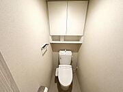 トイレは温水洗浄付きなのでボタン一つで心地良い温水での素早い洗浄が可能です！暖房便座で寒い日もあたたか。予備のトイレットペーパーや掃除用洗剤を置いておける収納付きです！※CGで家財道具を消しています