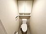 トイレ：トイレは温水洗浄付きなのでボタン一つで心地良い温水での素早い洗浄が可能です！暖房便座で寒い日もあたたか。予備のトイレットペーパーや掃除用洗剤を置いておける収納付きです！※CGで家財道具を消しています