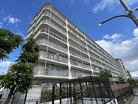東武伊勢崎線「新田」駅徒歩7分の駅近マンション。3階・南西向きのお部屋につき日当たり&眺望良好な3LDKプランです!ウインズホームの売主直売物件なので初期費用が抑えられます!