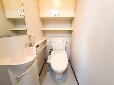 トイレは温水洗浄機能付きなのでボタン一つで心地良い温水での素早い洗浄が可能です!手洗い器があるのですぐに手を洗えて衛生的。予備のトイレットペーパーや掃除用洗剤などを置いておける収納棚付きです!