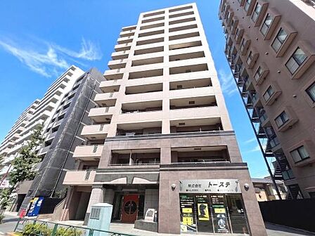 「王子神谷」駅徒歩2分の好立地!すっきりとしたフォルムでスタイリッシュな印象の駅近13階建てマンション。南西向き3方角部屋につき陽当り&通風良好な、専有面積84平米のゆとりある3LDKプランです!
