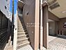 その他：1階のエントランス以外にも外階段からお部屋への出入りが可能！マンションのセキュリティと戸建ての利便性を両立した2WAY玄関です！