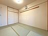 和室：リビングには和室が隣接。お子様が小さいうちは部屋を広げて、大きな遊具も置けるのでのびのびと遊ばせてあげられます！ご家族構成によって間取りの変更が可能です！※AI加工で家財道具を消しています