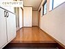 玄関：【玄関ホール】ゆったりとした玄関ホールは窓も豊富で、明るく開放的です。※AI画像生成により室内の荷物をなくしています。