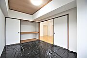和室6帖、照明器具は備え付けです。