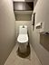 トイレ：【トイレ】上部に棚を設けた温水洗浄便座付のトイレ。トイレットペーパーや掃除用品なども置いておくことが出来ます。