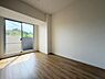洋室：【洋室】リビングに隣接する約5.7帖の洋室。お好みの家具やインテリアなどが合わせやすい、すっきりとした内装です。