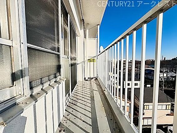 前に遮る建物が...