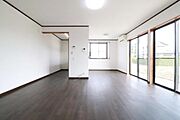 別角度からのLDKの様子