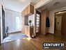 玄関：【　玄関　/　entrance　】住む人を毎日見送り迎え入れる、落ち着いた雰囲気の玄関シューズボックス完備ですっきり片付きます！