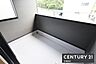 バルコニー：【　バルコニー　/　Balcony　】天候を気にせず洗濯ができる南向きインナーバルコニー！広さがあるので、プランターを並べたガーデニングスペースとしても活用できます