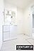 洗面：【　洗面所　/　Washroom　】洗面所はゆとりある広さで、忙しい朝もストレスフリーに身支度できそうな空間
