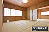 和室：【　2階和室　/　8帖　】南東からの陽がしっかり差し込む、明るく心地よい和室引き戸を開ければ横の和室と繋がりより開放的な空間に！