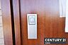 玄関：【　玄関　/　entrance　】玄関は専用キーが鞄にあればワンタッチで開閉可能なスマートキー搭載！買い物帰りや雨の日、子どもと手が離せないときでもすぐに施錠できてうれしい機能