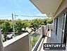 バルコニー：【　バルコニー　/　Balcony　】2部屋から出入可能な南向きバルコニー！陽当りがよく洗濯物もしっかり乾きます