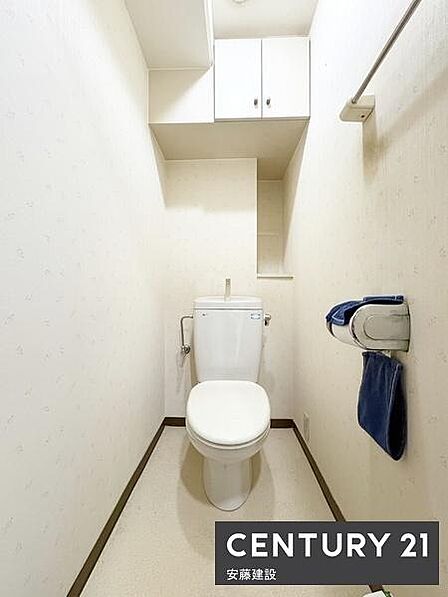 【 トイレ / toilet 】清潔感のあるトイレトイレットペーパーや掃除用具を置ける収納付き