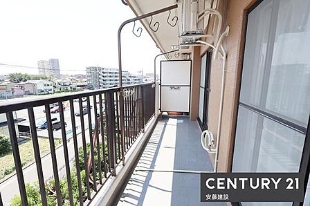 【 バルコニー / Balcony 】2部屋から出入可能な南向きバルコニー!陽当りがよく洗濯物もしっかり乾きます