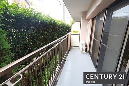 【 バルコニー / Balcony 】2部屋から出入り可能な南東向きバルコニー目隠しの垣根が設けられているため、洗濯物が外から見えにくく、プライバシー面も安心です