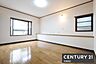 寝室：【　1階寝室　/　10帖　】二面採光で明るく開放的なお部屋お好みの家具を置いてこだわりの空間を楽しめますね！収納完備