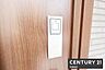 玄関：【　玄関　/　entrance　】玄関は専用キーが鞄にあればワンタッチで開閉可能なスマートキー搭載！買い物帰りや雨の日、子どもと手が離せないときでもすぐに施錠できてうれしい機能