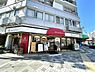 リビング/ダイニング：1階部分には喫茶店があります。駅近につき近隣にも複数の飲食店があるので大変便利な立地です！
