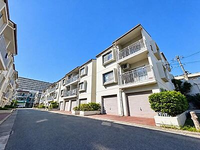 外観：物件前は車の通りが少なく、前面道路も幅広で圧迫感のない住環境となっております。写真の通り当りも良好です。