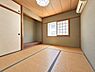 和室：【家財撤去後イメージ写真】落ち着いた雰囲気の和室でくつろぎの時間を過ごせる空間。畳の柔らかさが心地よく、客間やお子様の遊び場としても活用可能です。障子から柔らかな光が差し込み穏やかな空間を演出します。