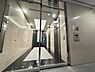 その他：二重のオートロックを採用し、セキュリティ面にも配慮されたマンション。建物内への不審者の侵入を抑制し、居住者の安心な暮らしをサポートします。共用部分も清潔感があり、管理の行き届いた印象です。