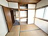 和室：和室ならではの落ち着いた雰囲気が魅力です。押入れ収納がついており整理整頓に便利です。やわらかな自然光が差し込む空間です。