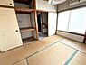 和室：落ち着いた雰囲気が漂う和室です。心地よい光が入り収納スペースも充実しています。畳の温もりが感じられる空間です。
