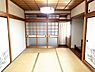 和室：和の趣を感じられる一室です。ふすまのデザインが落ち着いた雰囲気を演出しています。広々とした畳スペースが魅力です。収納や床の間も備わっています。