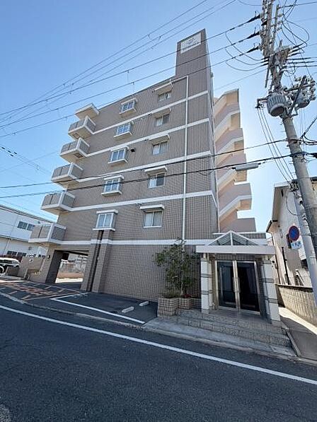 シンプルで飽きのこないデザインの外観が特徴的です。エントランス部分も手入れが行き届いており清潔感があります。分譲マンションならではのしっかりとした造りが感じられます。