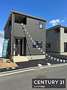 シンプルながらも落ち着いた外観が印象的です。玄関アプローチはゆとりのある設計で来訪者を迎えやすい造りです。駐車スペースも確保されておりさまざまなライフスタイルに対応可能です。