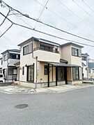 角地に建つ2階建て住宅の外観は複数の窓で開放感があります。カーポート付きで車の出し入れが便利です。バルコニーもあり使い勝手の良さが感じられます。全体的に落ち着いた色合いが印象的です。