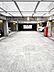 駐車場：広々とした駐車場を完備。消火器も設置され、安全面にも配慮された管理の行き届いた駐車場です。