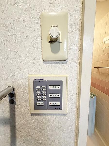 壁面に設置された操作パネルでシンプルなデザインが特徴的です。浴室近くの配置で利便性が高まります。ボリューム調整や多機能スイッチ類が使いやすそうです。