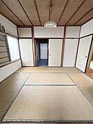 【一部AIによるモノ消し済み】落ち着いた雰囲気の和室です。畳張りの床が特徴的で伝統的な空間が広がります。開放感のある窓から自然光が入ります。和室本来の魅力を感じられる一部屋です。