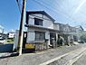 その他：落ち着いた雰囲気の外観が特徴的です。角地に位置しているため開放感があります。2階建ての造りで各部屋に窓があり採光が良好です。