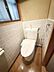 トイレ：窓があるため換気がしやすいトイレです。壁には清潔感のあるタイルが使用されています。床は木目調で落ち着いた雰囲気があります。ウォシュレット機能付きで便利です。シンプルな空間が特徴です。